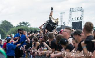 IMG_7036-Crowdsurfing_is_for_everyone.jpg